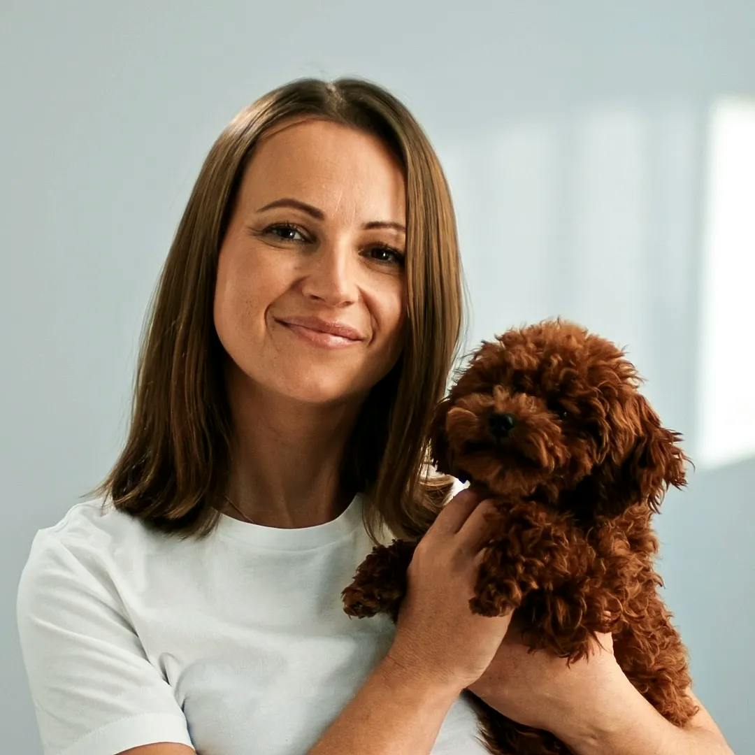 https://a.storyblok.com/f/236174/1080x1080/558ae5ba4e/dr-nicky-with-dog-research-1-1.webp