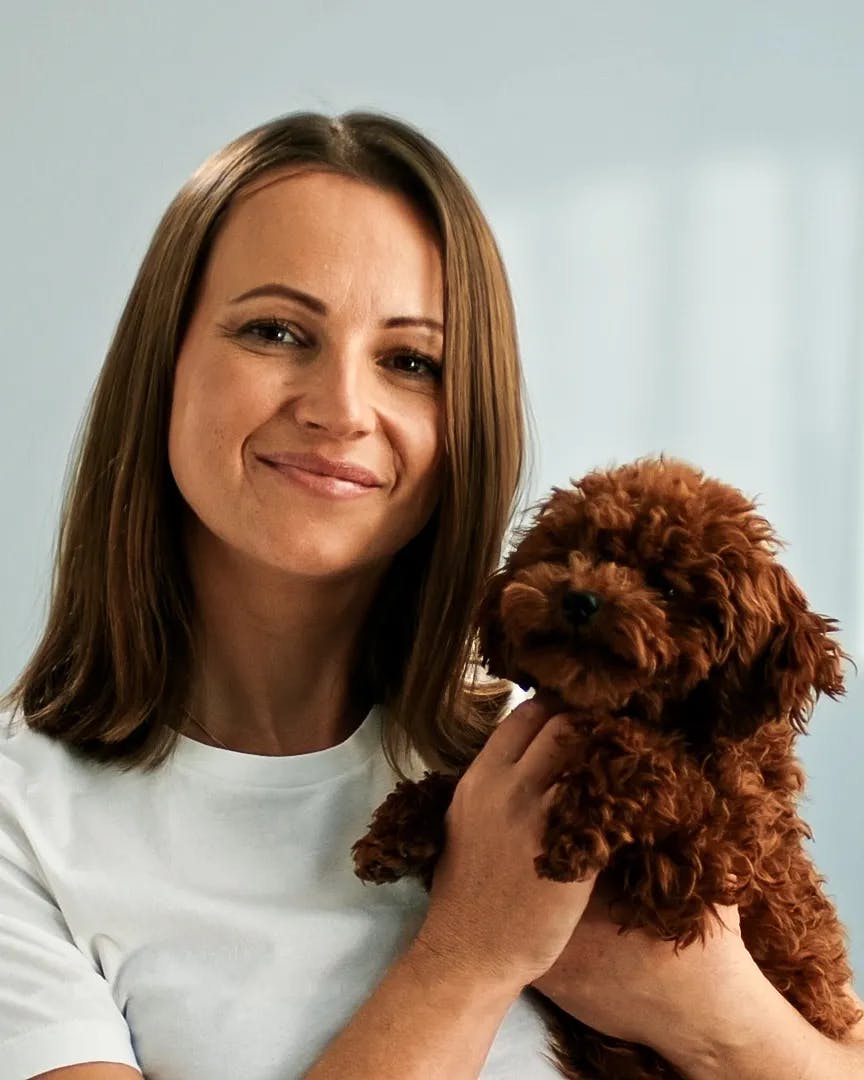 https://a.storyblok.com/f/236174/864x1080/6eb9417d75/dr-nicky-with-dog-research-4-5.webp